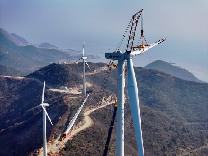 2025年12月15日下午，浙江省舟山市岱山县衢山风电场改造升级项目现场。