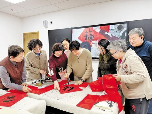     1月9日，石家庄市老年大学师生在写“福”字。 石家庄市老年大学供图