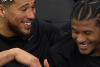 终于等到你！布克在板凳席给杰伦·格林捏肩膀 两人有说有笑