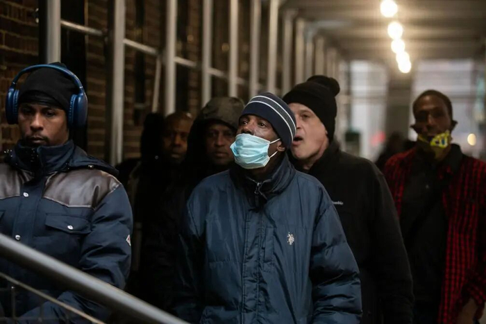 2023年12月24日，在美国纽约，民众在“纽约公共食品储藏室”排队领取免费食品。新华社发（郭克摄）