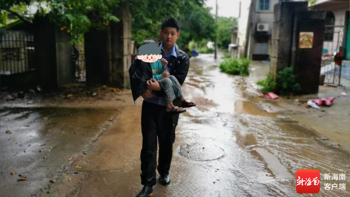 王祉霖勇救落水男童。东方公安供图