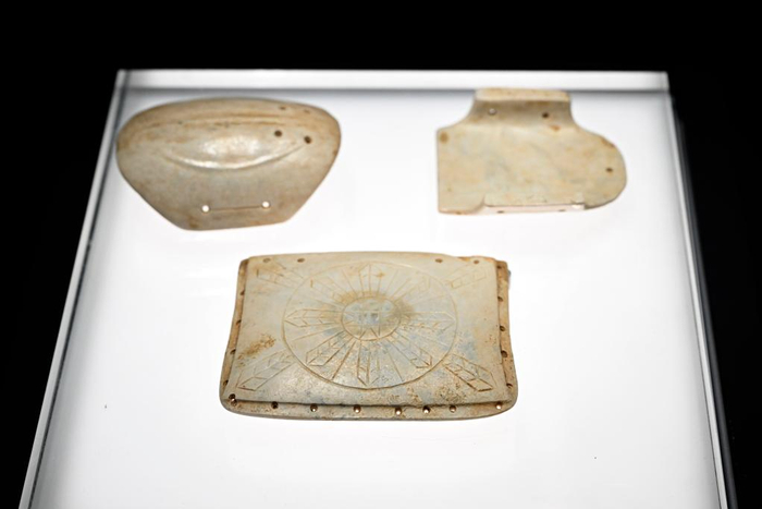 这是凌家滩遗址博物馆展出的玉龟及玉版复制品（2025年12月24日摄）。