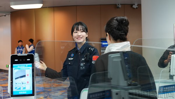 白云边检站移民管理警察协助中国籍旅客使用快捷通道快速通关（本文图片均由广州白云边检站提供）