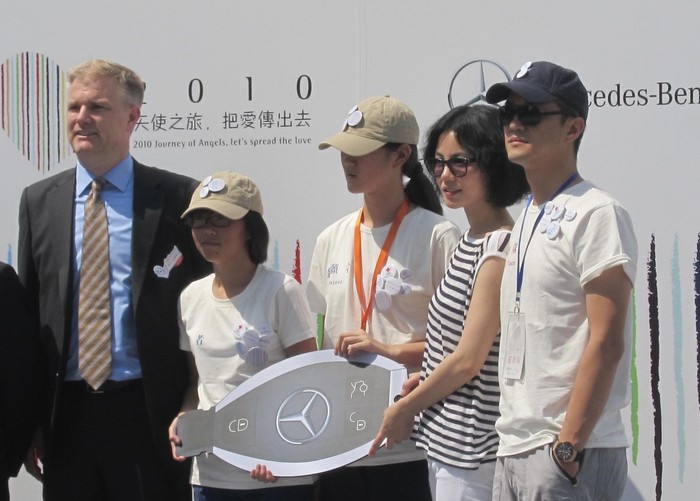　2010年“嫣然天使之旅”启动仪式，王菲（右二）亮相。