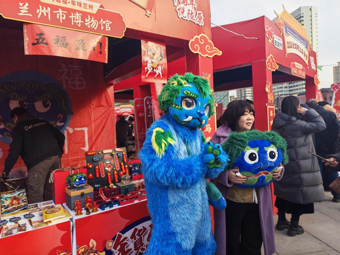   金俊（右一）正在展位前推广文创产品。新华社记者崔翰超 摄