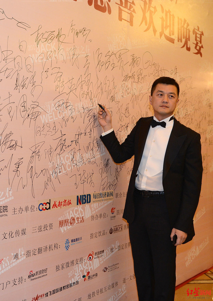 　2013年，李亚鹏来成都参加慈善活动