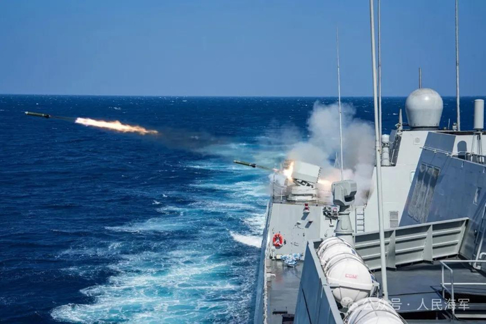▲大连舰向来袭目标实射多枚干扰弹 杨云翔 摄