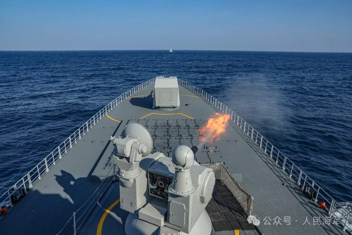 ▲编队各舰副炮依次开火，打击来袭目标 杨云翔 摄