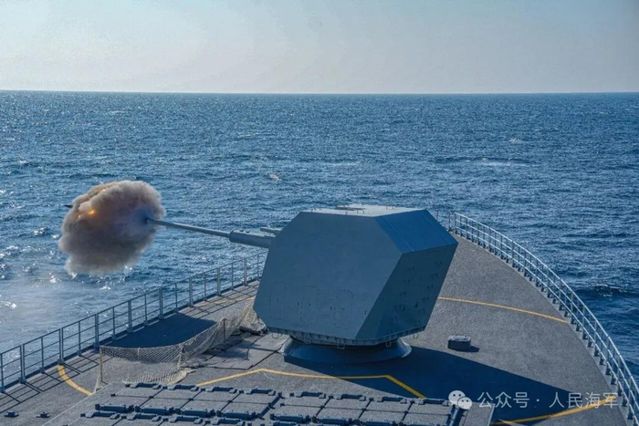 ▲大连舰主炮开火，打击既定目标 杨云翔 摄