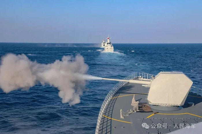 ▲编队主炮依次开火，打击目标 刘新华 摄