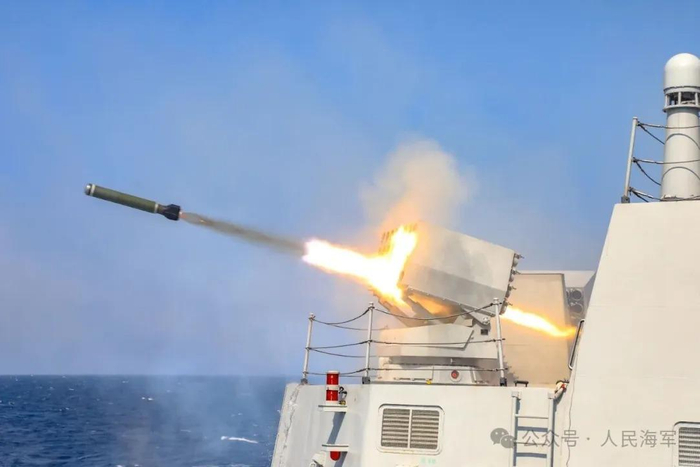 ▲大连舰向来袭目标实射干扰弹 施磊 摄