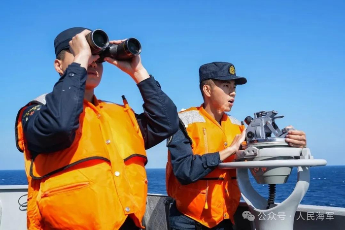 ▲舱面观测人员测报方位距离 杨云翔 摄