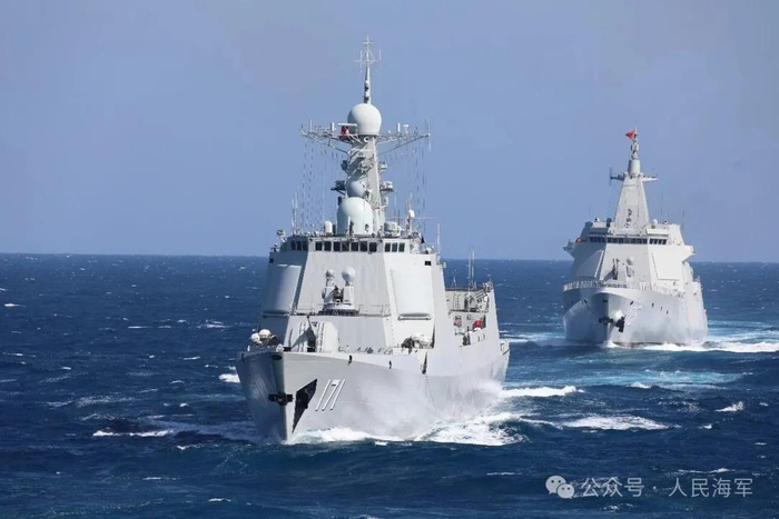 ▲舰艇编队按照预定航线开展编队运动 黄嘉诚 摄
