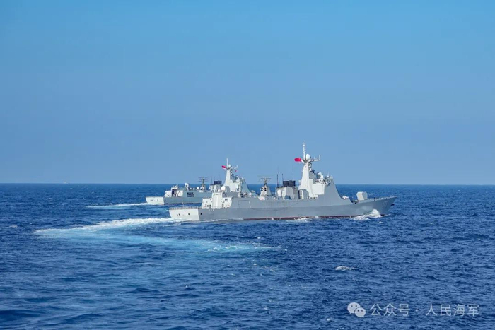 ▲编队舰艇组织大角度机动 杨云翔 摄▲舰艇编队按照预定航线开展编队运动 黄嘉诚 摄