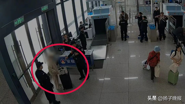 执勤民警在安检区域依法对旅客进行盘查，并对其开展安全教育。（监控截图）