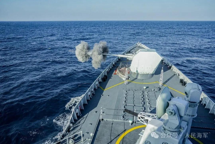 ▲银川舰主炮开火，打击来袭目标 黄嘉诚 摄