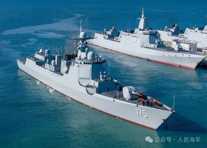 ▲编队舰艇银川舰紧急驶离码头 周天宇 摄
