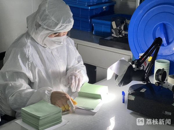 江苏省宜兴电子器件总厂中，工人正在仔细检查产品