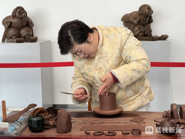 中国宜兴陶瓷博物馆内，工艺师正在展示紫砂壶制作技艺
