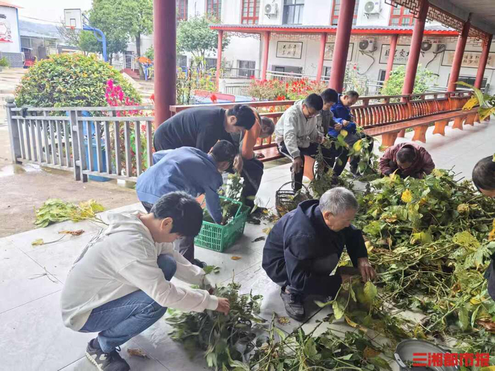 宁乡市清泉阳光残疾人托养服务中心内，残友正在准备猪饲料。（受访者供图）