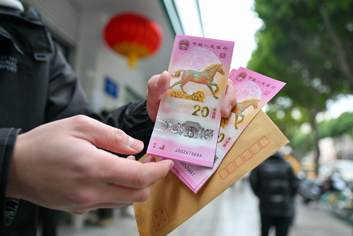 ▲有幸运市民兑换到尾数为“6666”的“狮子号”纪念钞 图据视觉中国