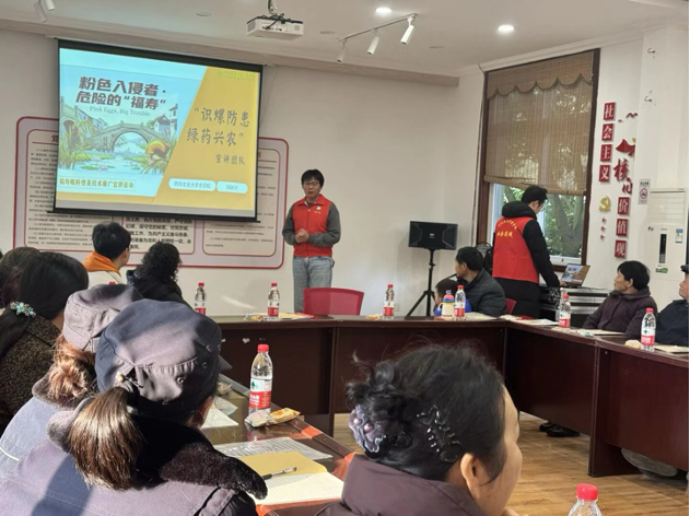 图 1 团队成员为当地居民普及福寿螺及其危害
