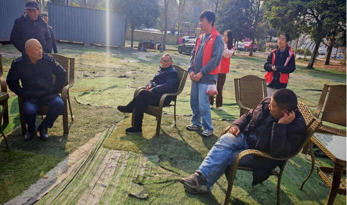 图 队员实地对村民进行调研及科普