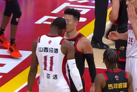 起冲突！迪亚洛打成2+1后与贺希宁顶牛 裁判给双方合计四人各1T