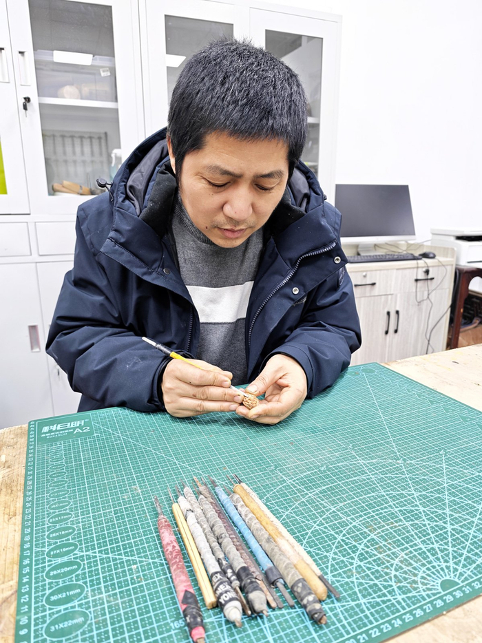 宁波市工艺美术大师林军辉。