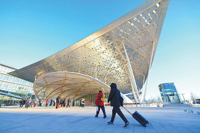 2025年12月30日，旅客进入北京通州站。摄影/新京报记者 王贵彬