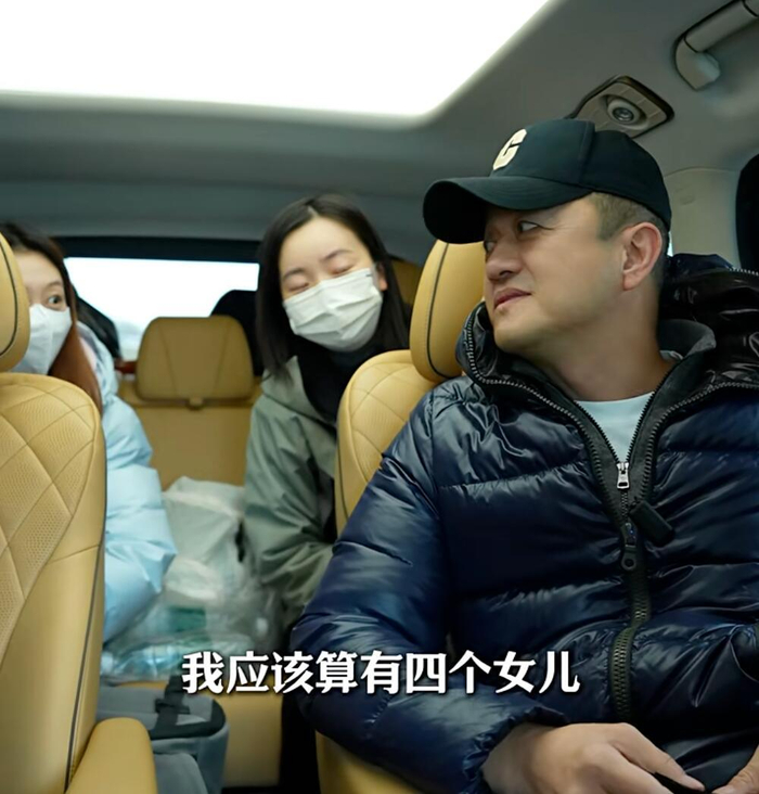 　李亚鹏称朱春燕为窦靖童、李嫣、夏夏之外的“第四个女儿”