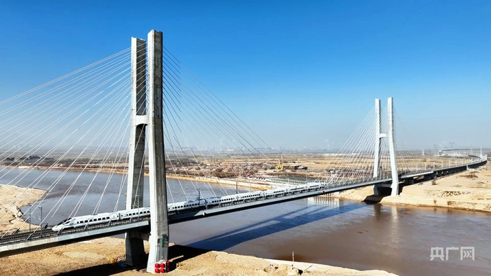 运行中的包银高铁列车（央广网发  中国铁路呼和浩特局集团有限公司供图）