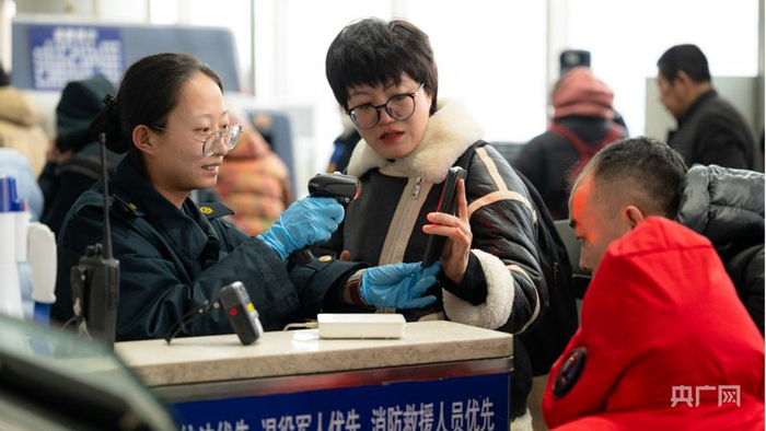 客运员正在为旅客查验车票（央广网发  中国铁路呼和浩特局集团有限公司供图）