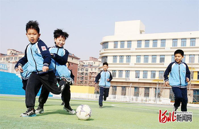 1月16日，雄安新区安新县雁翎小学操场上，孩子们正进行足球训练。 河北日报记者 刘光昱摄