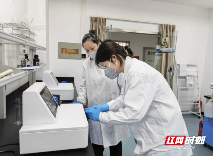 图为湖南省辐射环境监督站实验室工作场景。