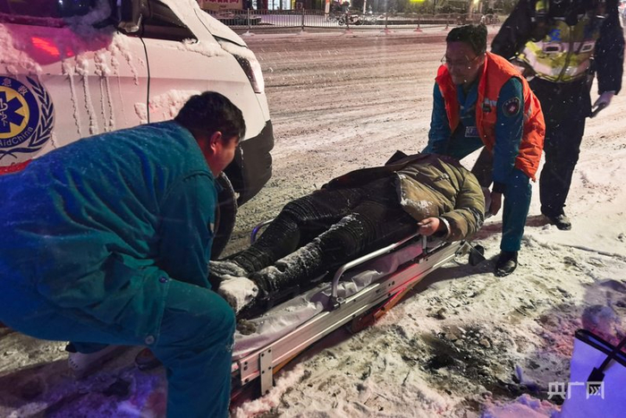 雪夜救援（央广网发  郑州市第三人民医院急救站  供图）