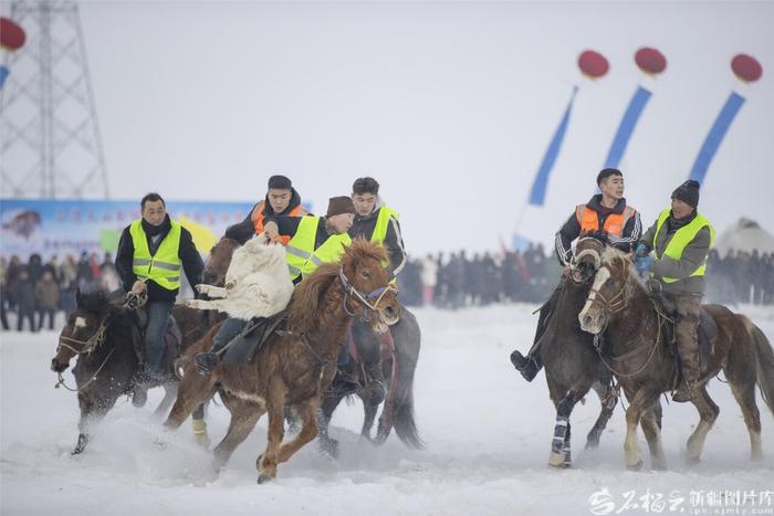 　　木垒哈萨克自治县大南沟乌孜别克族乡，第五届“冬宰欢歌·冰雪盛会”民俗文化旅游活动热闹开幕。巨海成摄