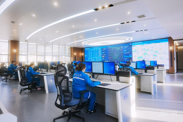 郑州市紧急医疗救援中心的指挥调度大厅（央广网记者  张羲轮  摄）