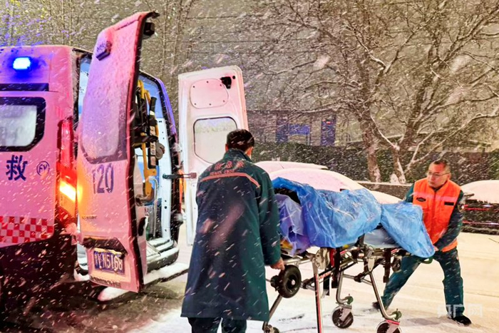雪夜救援（央广网发  郑州仁济医院南院区急救站供图）