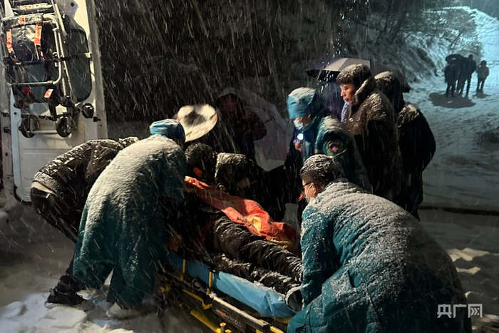 雪夜救援（央广网发  郑州市二七区马寨卫生院急救站  供图）