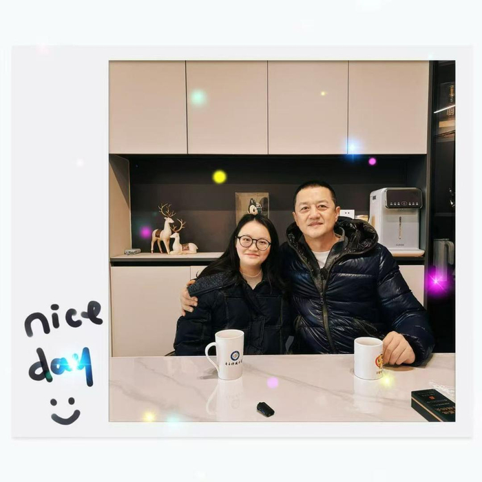 　去年12月，李亚鹏与朱春燕（左）合影