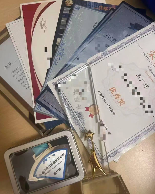 　高广辉的奖杯、奖牌、奖状 （图源：红星新闻）