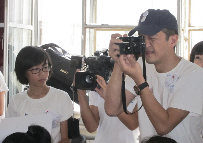 　李亚鹏在2010年“嫣然天使之旅”公益行动现场