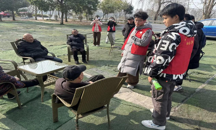 图 队员与农户面对面交谈
