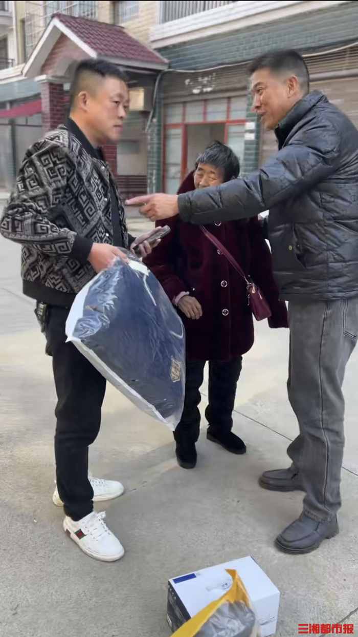 爱心人士给老人送去过冬衣服。受访者供图​