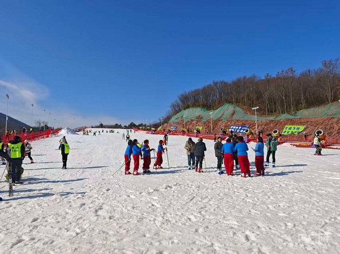 工作日滑雪场（央广网记者  王锡斐  摄）