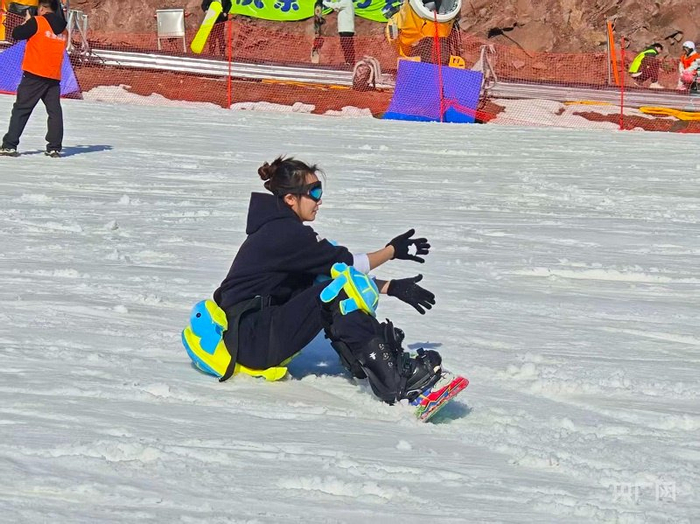 滑雪者摔倒（央广网记者  王锡斐  摄）