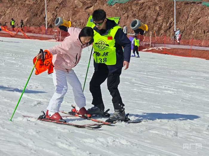滑雪教练教初学者（央广网记者  王锡斐  摄）