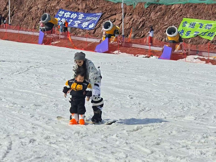 家长带小孩滑雪（央广网记者  王锡斐  摄）