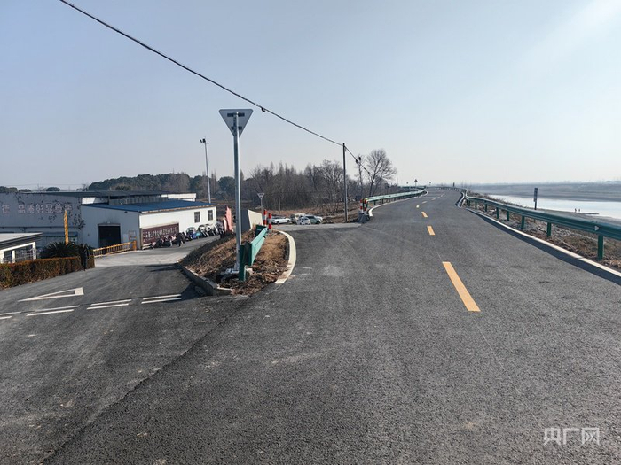 大公环圩路修到了峰味园食品门口（央广网记者  张琳琳  摄）